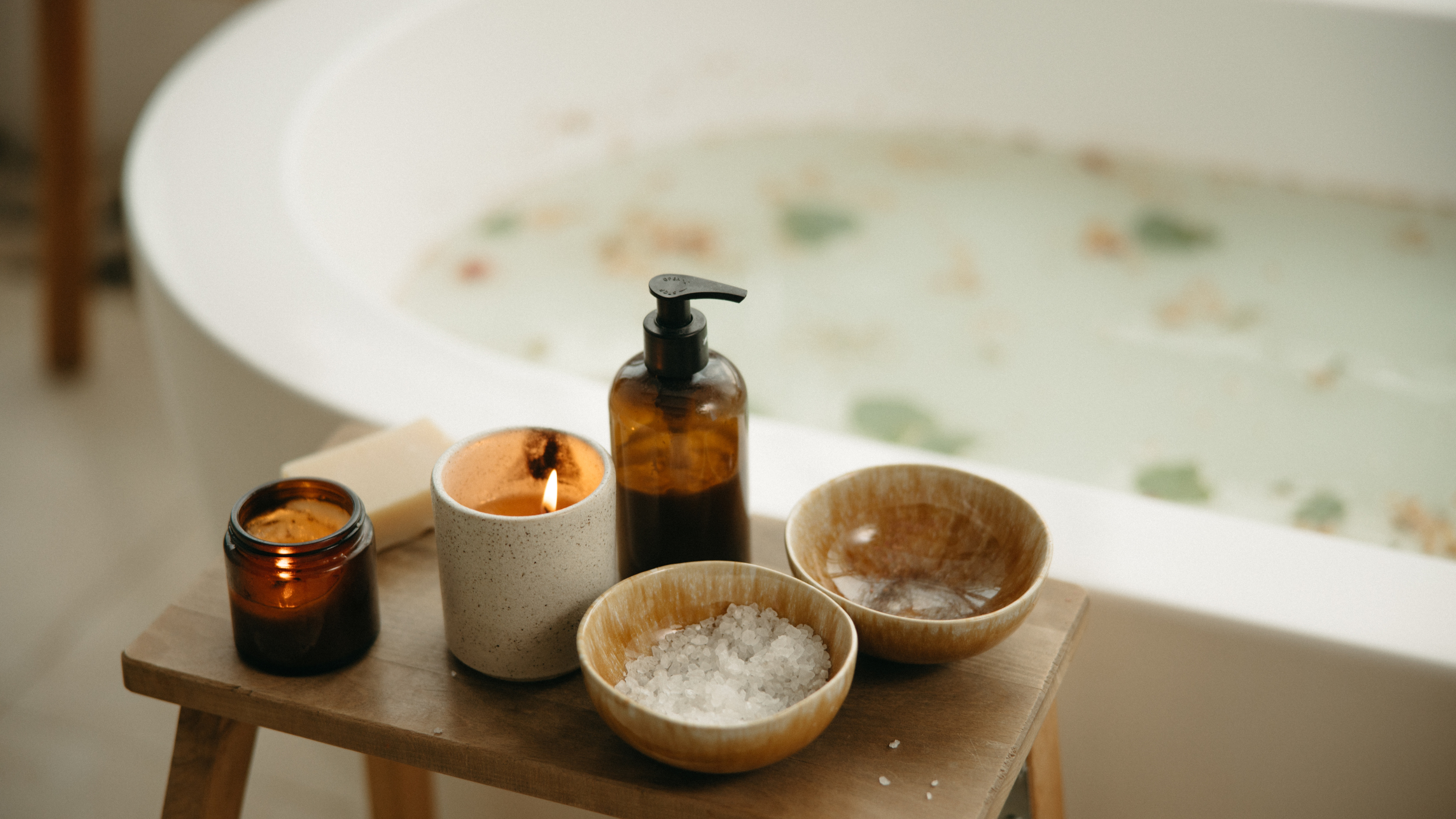 【新刊発売記念】滞りを流す女性のための薬膳ワークショップ -- 香りでゆるむ入浴剤づくりと、巡りを整える薬膳カレー